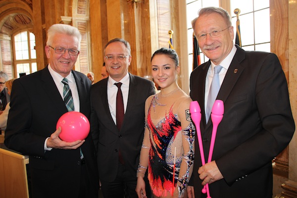 (V.l.: )Ministerpräsident Winfried Kretschmann, Kultus-, Jugend- und Sportminister Andreas Stoch, Einzel-Gymnastin Jana Berezko-Marggrander und STB-Präsident Wolfgang Drexler