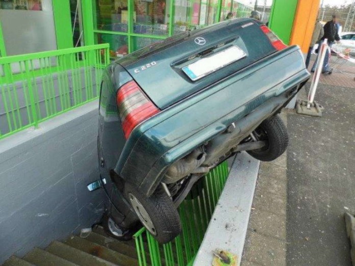 Der Pkw rollte gegen das Geländer, das Geländer gab nach - und der Wagen kippte vornüber in den Treppenschacht.