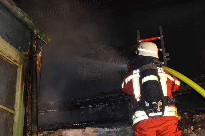 Die Feuerwehr Bruchsal löschte einen Brand eines Gebäudeanbaus eines Wohnhauses