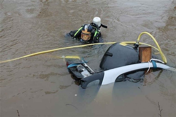 Der Pkw landete im Glan und konnte von der Feuerwehr knapp 100 Meter flussabwärts ausfindig gemacht werden