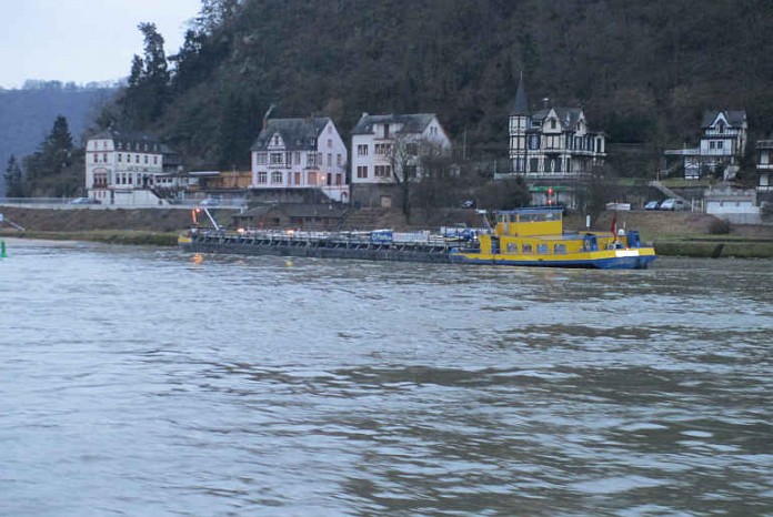 Das Tankmotorschiffes fuhr sich bei St. Goar fest