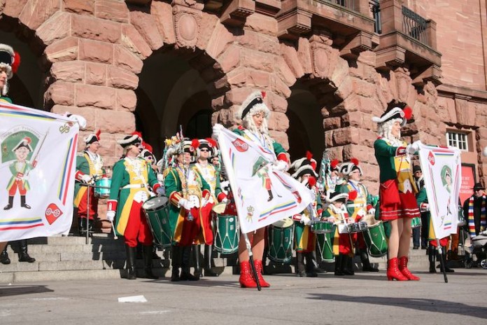 5000 gudde Meenzer Kreppel für eine gute Sache. Die Mitglieder der Garde der Prinzessin standen am 07.02.2015 vor dem Mainzer Staatstheater