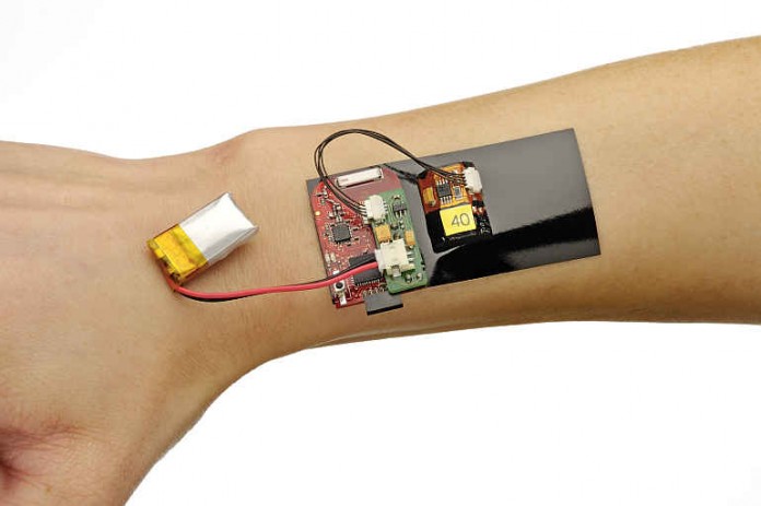 Das Gerät verfügt über einen Sensor, der wie ein Pflaster auf die Haut geklebt wird und direkt durch sie hindurch die Konzentration einer bestimmten Substanz im Blut ermittelt, die zuvor injiziert wurde.