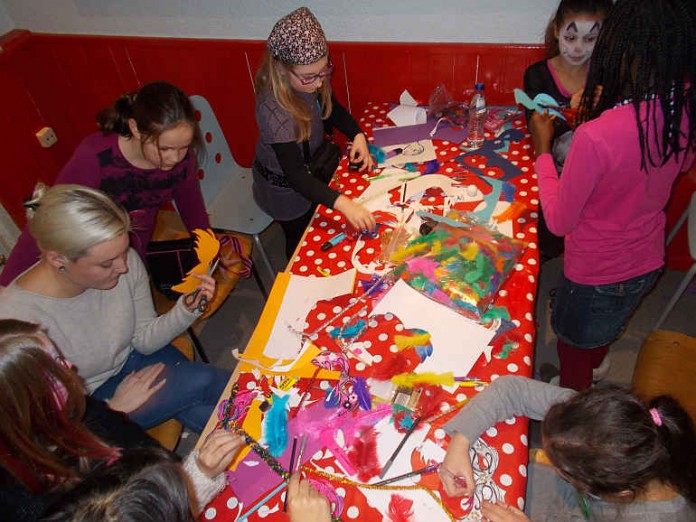 Maskenbasteln im Jugendzentrum Weisenau