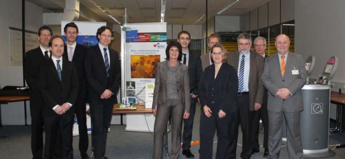von links nach rechts: Dr. F. Casper (Uni Mainz), Dr. R. Lehndorff (Sensitec), Dr. M.Dorms (Sensitec), Prof. Dr. M. Kläui (Uni Mainz), Ministerin V. Reiß (MBWWK), Dr. Andrés Conca (TU KL), J. Rühl, (LTI Drives), Dr. Britta Leven (TU KL)