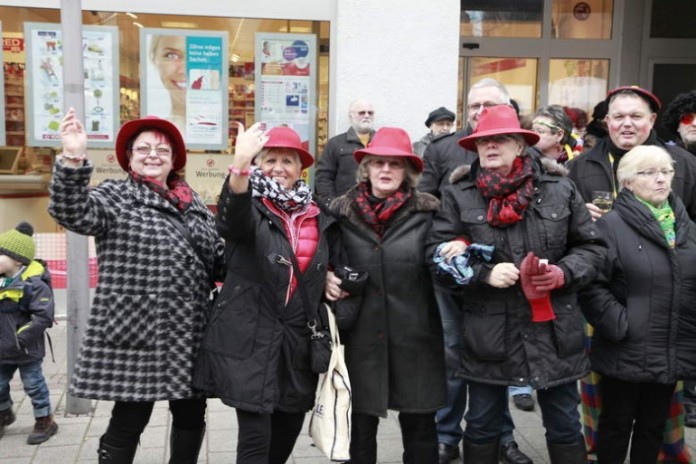 Beim Umzug gut drauf: Lustige Frauengruppe