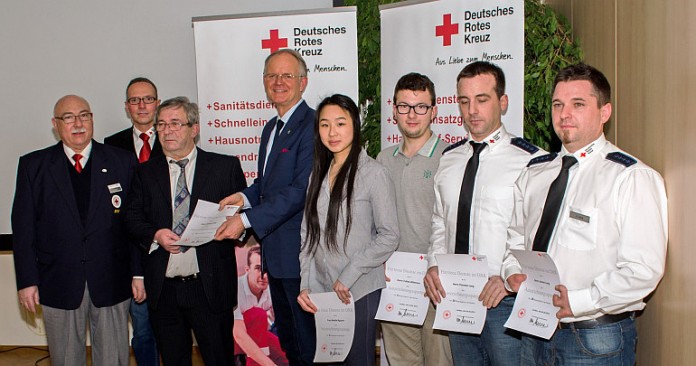 1. Vorsitzender des Kreisverbands OB Hans-Dieter Schlimmer (4.v.l.), Michael Roth, Geschäftsführer des DRK Landau (2v.l.) mit den Geehrten (v.l.n.r.): Klaus Flesch, Dietmar Lang, Natalie Nguyen, Tobias Wittmann, Thorsten Lang und Jochen Lang