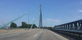 Die derzeitige Rheinbrücke bei Wörth
