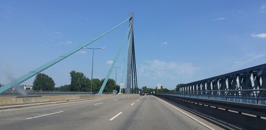 Die derzeitige Rheinbrücke bei Wörth