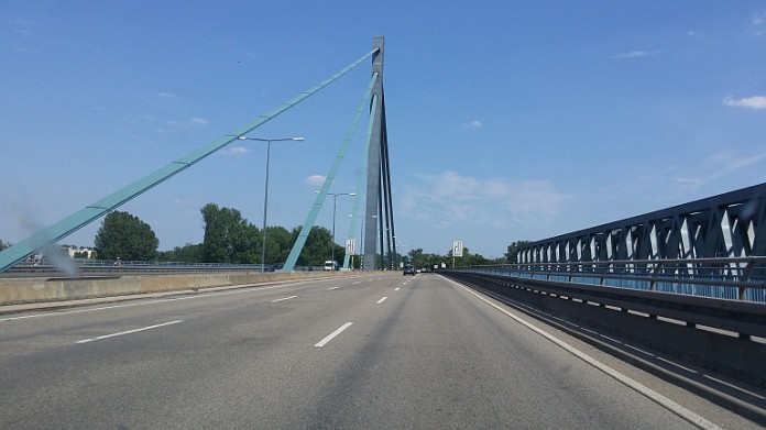 Die derzeitige Rheinbrücke bei Wörth