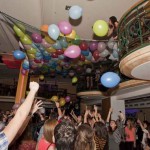 Kurz vor dem Auftritt wird die Wartezeit mit dem „Ballonwettbewerb“ überbrückt