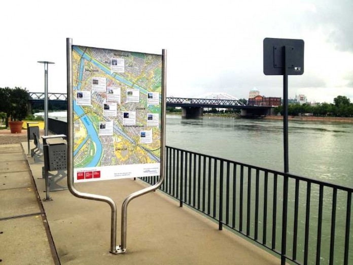 Welcome-Schild direkt am Rhein