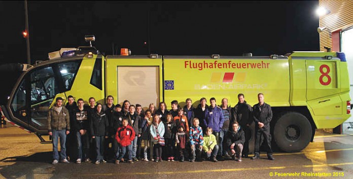 Die Gruppe vor einem Großflughafenlöschfahrzeug