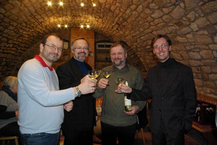 Laden zur „Politischen Weinprobe“ ein: Klaus-Peter Steininger (Vorsitzender SPD Dielheim), Thomas Funk MdL (Kreisvorsitzender), Winzer Karl-Friedrich Krämer, Dr. Lars Castellucci MdB (stellv. Landesvorsitzender)