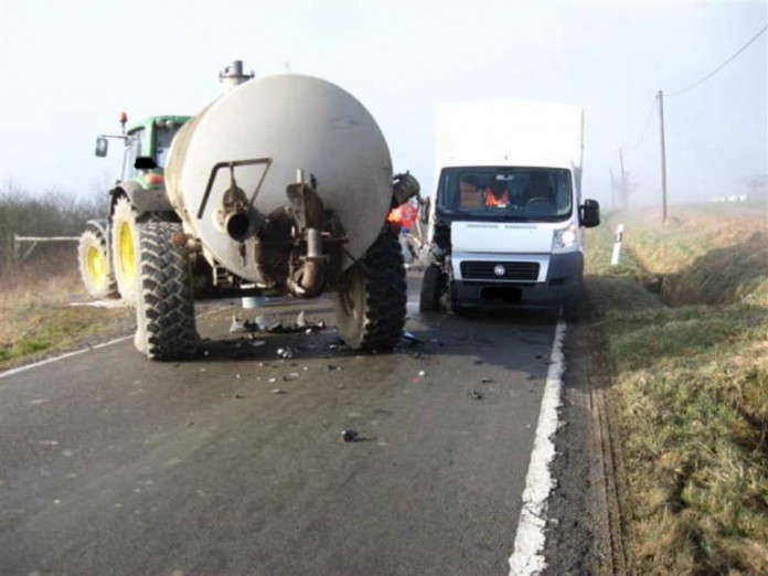 Der Traktor mit angehängtem Güllefass wollte nach links abbiegen und übersah dabei den entgegen kommenden Lieferwagen.