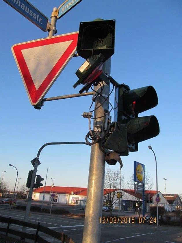 An der Kreuzung Waisenhausstraße-Arnulfstraße wurde in Pirmasens eine Ampel gesprengt
