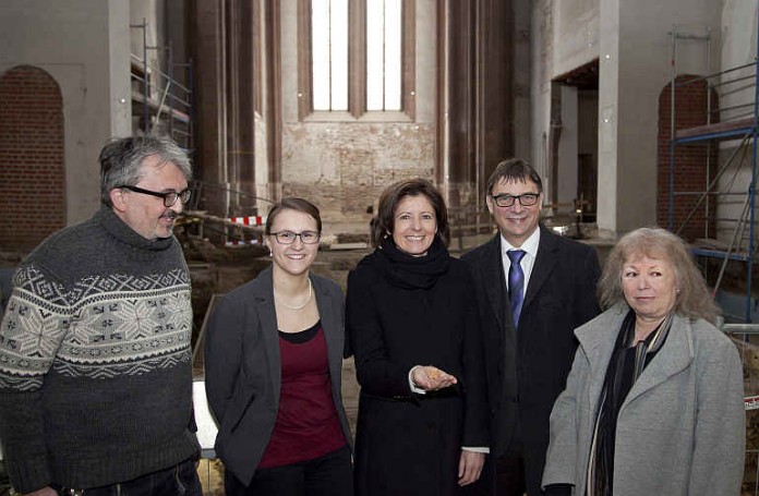 Ministerpräsidentin Malu Dreyer und Kirchenpräsident Dr. Volker Jung besichtigen die Ausgrabungsstelle in der Mainzer Johanniskirche