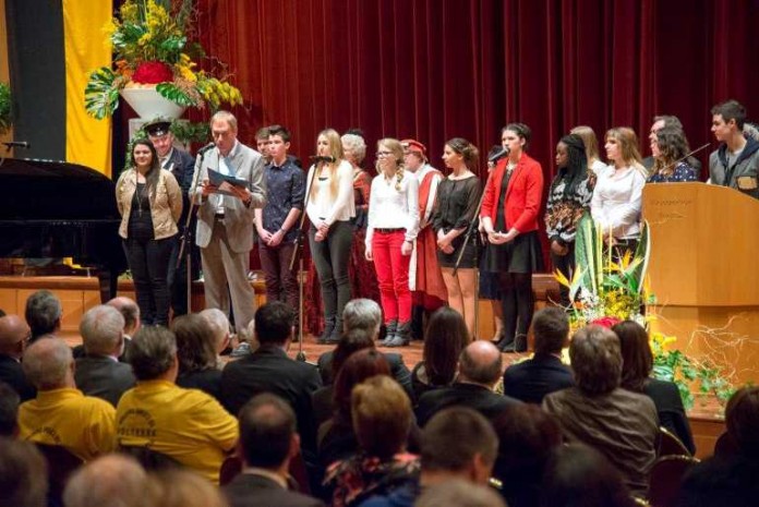 Schulamtsleiter Rainer Rapp (dritter von links) bei der Ehrung von zehn Schülerinnen und Schülern auf dem Bürgerempfang