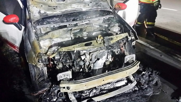 Die Feuerwehr Bruchsal löschte den Brand, der im Motorraum entstand
