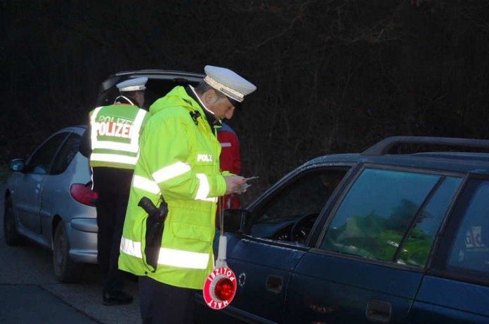 Polizisten führten am Dienstagmorgen Verkehrskontrollen auf der B420 durch.