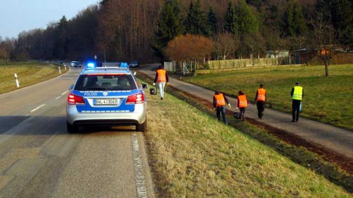 Sieben straffällige Jugendliche bei der Putzaktion von Beamten überwacht