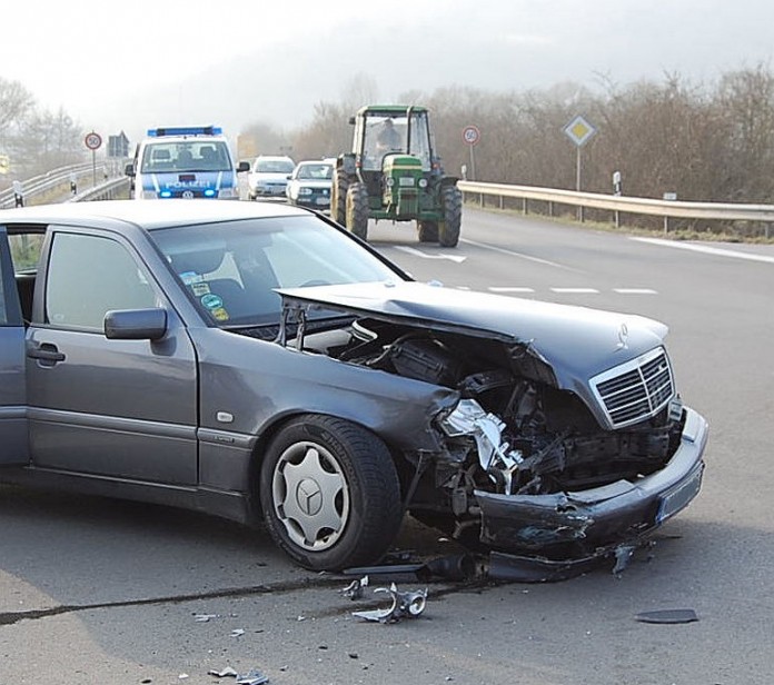 Eine verletzte Person und zwei völlig beschädigte Fahrzeuge sind die Bilanz eines Unfalls auf der B420