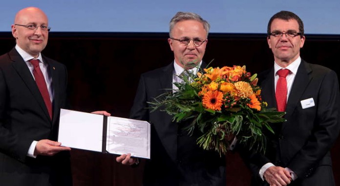 Chemie-Nobelpreisträger Professor Stefan Hell, Präsident Helmut J. Schmidt und Dr. Arnd Verleger, Mitglied des Vorstands der Santander Consumer Bank (v.l.n.r.)
