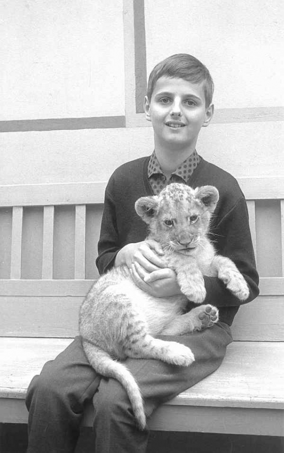 Der heutige Zoodezernent Michael Obert erinnert sich gerne an die Ausflüge in den Karlsruher Zoo. Damals konnte man eine Aufnahme mit einem Löwen machen lassen.