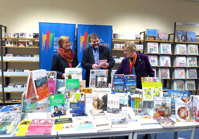 Gisela Pütter, Vorsitzende der „Freunde der Stadtbücherei" (re.), überreichte Kulturdezernent Ingo Röthlingshöfer und Büchereileiterin Ulrike Schwartz Medien im Wert von 2.000 Euro