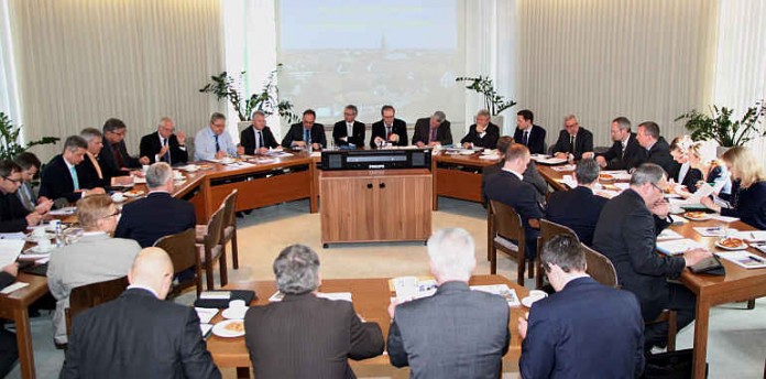 Im Ratssaal im Rathaus Von Linkenheim-Hochstetten trafen sich die Bürgermeister zu ihrer jüngsten Kreisversammlung.