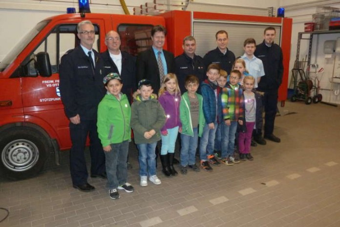Wehrführer Uwe Schellhaas, Wehrleiter Matthias Apfelbeck, Bürgermeister Harald Westrich, stv. Kreisjugendfeuerwehrwart Peter Szombach sowie die Betreuer Kevin Graafland, Marcel Erdmann und Marco Raßbach mit den Kindern der Bambini-Feuerwehr.