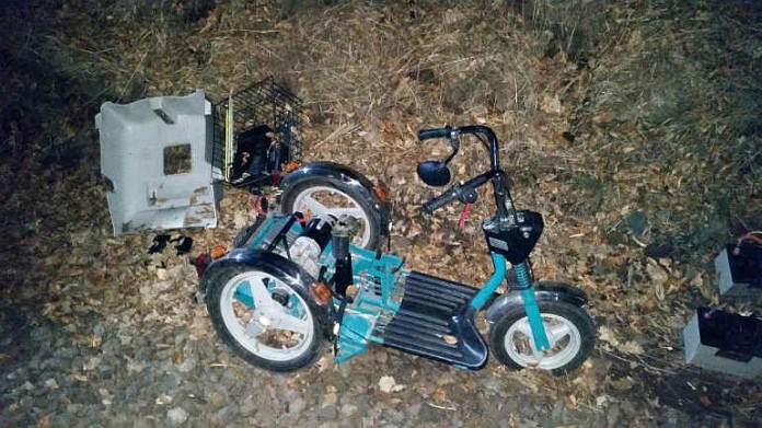 Durch Unfall zerstörter Elektrorollstuhl