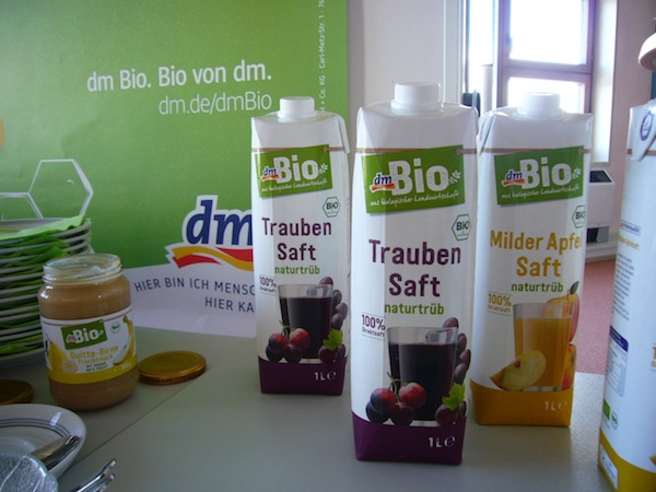 50 Produkte der Bio-Eigenmarke von dm werden ab dem 16. April 2015 in den Filialen zu kaufen sein