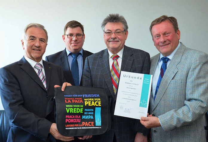 v.l.: Landrat Claus Schick, Matthias Müller, VDK-Beauftragter für den Nord-Kreis, Heribert Schmitt, VDK-Beauftragter für den Süd-Kreis, Bruno Schwarz, VDK-Beauftragter für den Bezirksverband Rheinhessen-Pfalz