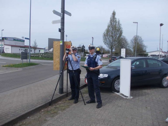 Die Geschwindigkeit im Visier hatten beim Blitzmarathon POK Marc Busche und PKA Robin Englert - hier an der Messstelle in der Rodalber Straße in Pirmasens