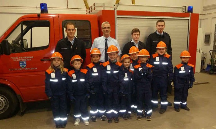 Betreuer Kevin Graafland, Wehrführer Uwe Schellhaas, Betreuer Marcel Erdmann und Marco Raßbach sowie neun Kinder der Bambini-Feuerwehr Mehlbach