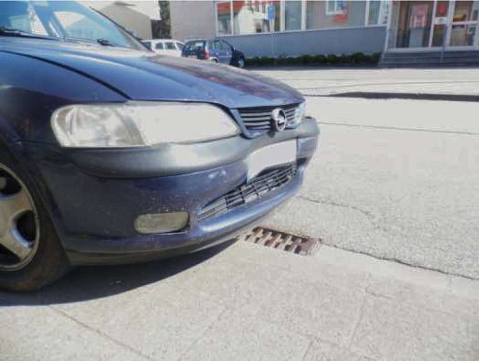 Der Opel wurde im Frontbereich verbeult.