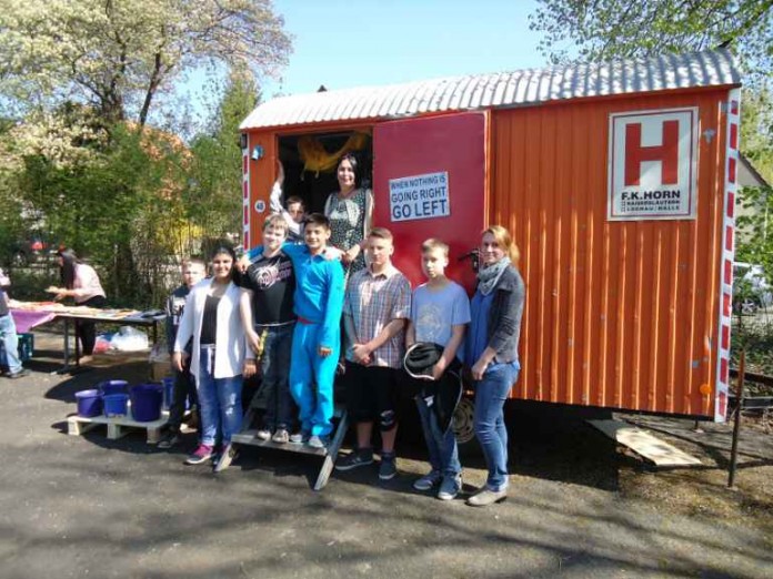 Kinder der Lina-Pfaff-Realschule sowie Gäste bei der Einweihungsfeier des neuen Bauwagens für das Projekt 'Engagement statt Aufgeben'