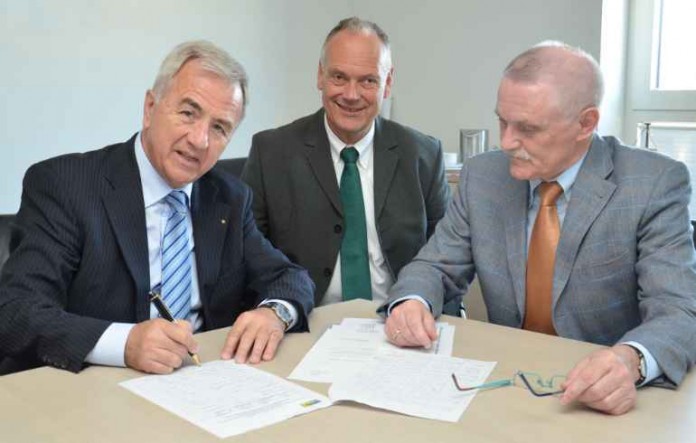 Landrat Claus Schick (li.) und der Erste Kreisbeigeordete Adam Schmitt (re.) tragen sich in die von Walter Luser übergebene Unterschriftenliste ein