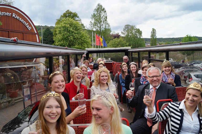Die Weinhoheiten und Landrat Ihlenfeld stoßen auf die neue Cabrio-Saison an