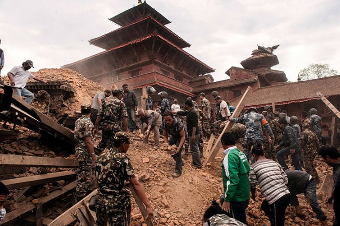 Erdbeben der Stärke 7,9 in Kathmandu, Nepal: Helfer graben im Schutt