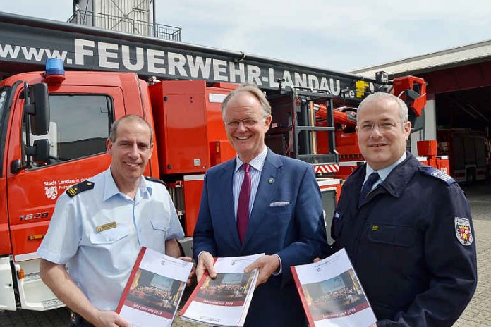 v.l.: Stadtfeuerwehrinspekteur Dirk Hargesheimer, Oberbürgermeister Hans-Dieter Schlimmer und stellv. Stadtfeuerwehrinspekteur Michael Bumb