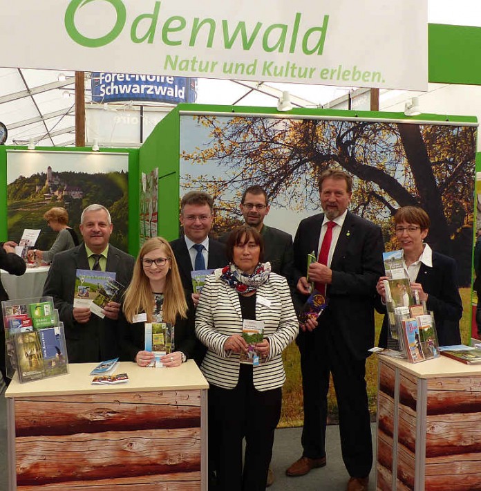 Dr. Achim Brötel, Jens Marco Scherf und Dietrich Kübler den Stand der Touristikgemeinschaft Odenwald (TGO) auf dem Maimarkt