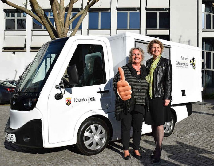 Die Ministerinnen Irene Alt und Eveline Lemke vor einem Elektropostbus