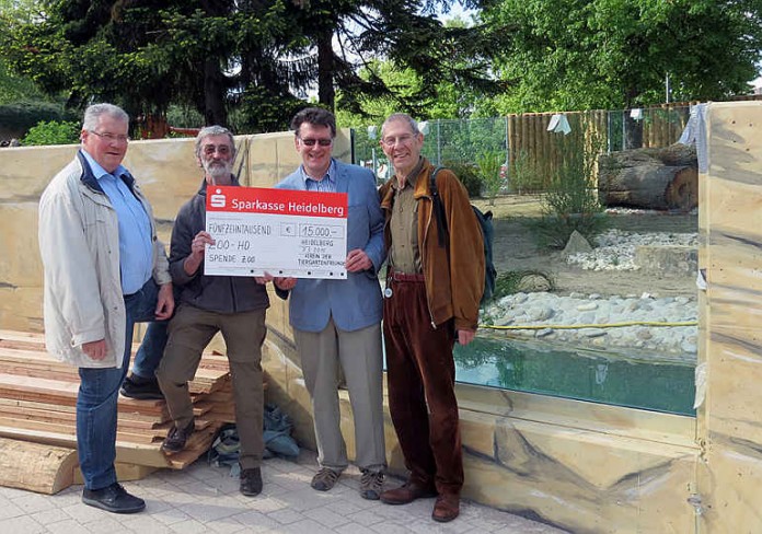 Gerhard Bartelmus, Hans-Jürgen Pföhler und Dr. Dietrich Lorenz (v.l.n.r.) überreichen 15.000 Euro-Spendenscheck an Dr. Klaus Wünnemann (links) für die geplante Löwenanlage