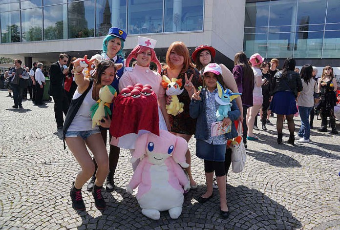 Auf dem Platz vor dem Pfalzbau posierten viele Cosplayer für die zahlreichen Fotografen