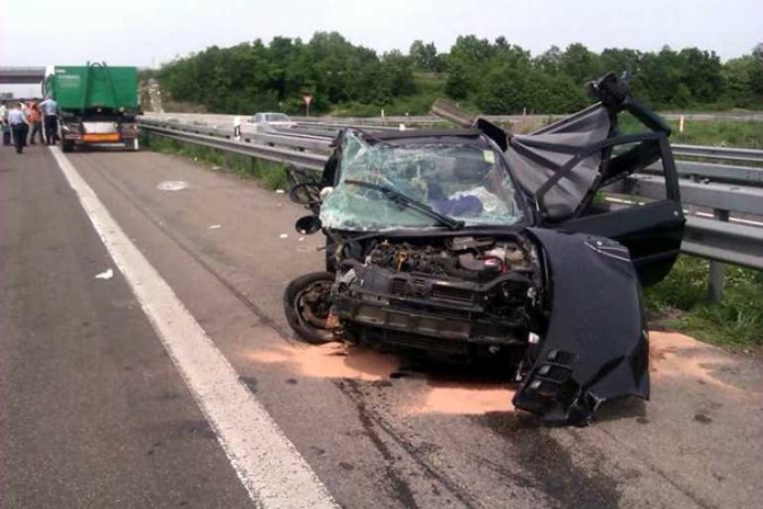 Das Foto zeigt den Pkw-Twingo und den Lastzug, dessen Fahrer nach dem Anprall auf den Seitenstreifen gefahren war