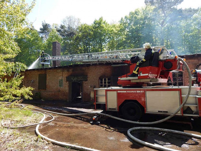 Die Feuerwehr Kaiserslautern bei Löscharbeiten