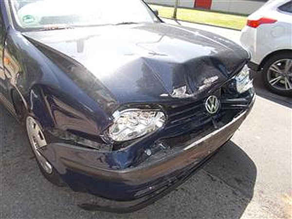 Eines der beschädigten Autos