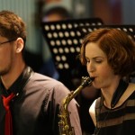 Die Altsaxophonisten Barbara Starck und Kevin Gerl